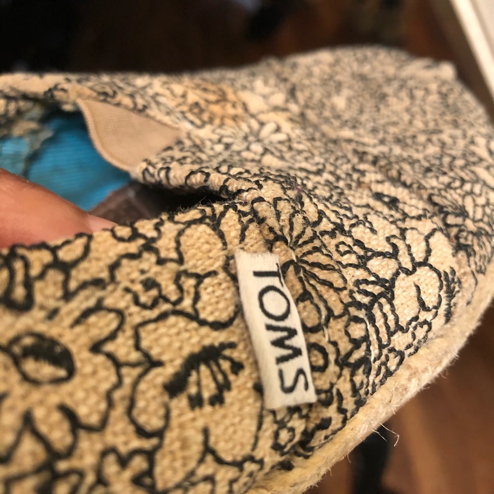 TOMS SHOES | tan burlap with floral